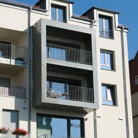 Fassade mit Kantkassetten aus beschichtetem Aluminium