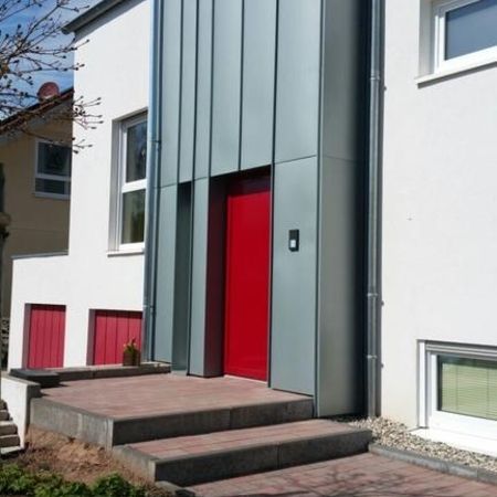 Fassade mit Stehfalz aus vorbewittertem Zink