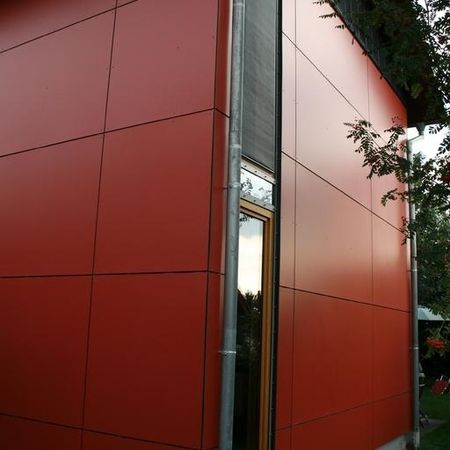 Fassade mit großformatigen Verbundplatten