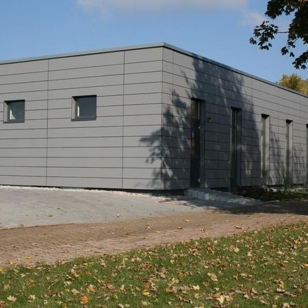 Hinterlüftete Fassade mit großformatigen Verbundwerkstoffplatten