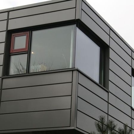 Fassade mit Kantkassetten aus beschichtetem Aluminium