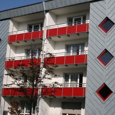 Fassade mit vorbewittertem Zink in Winkelstehfalztechnik